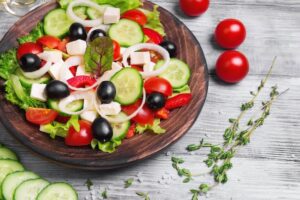Schopska Salat 1 mit bulgarischem Schafskäse Den Salat аuf 4 Teller verteilen und mit dem geriebenen Schafs- bzw. Kuhkäse bestreuen.
